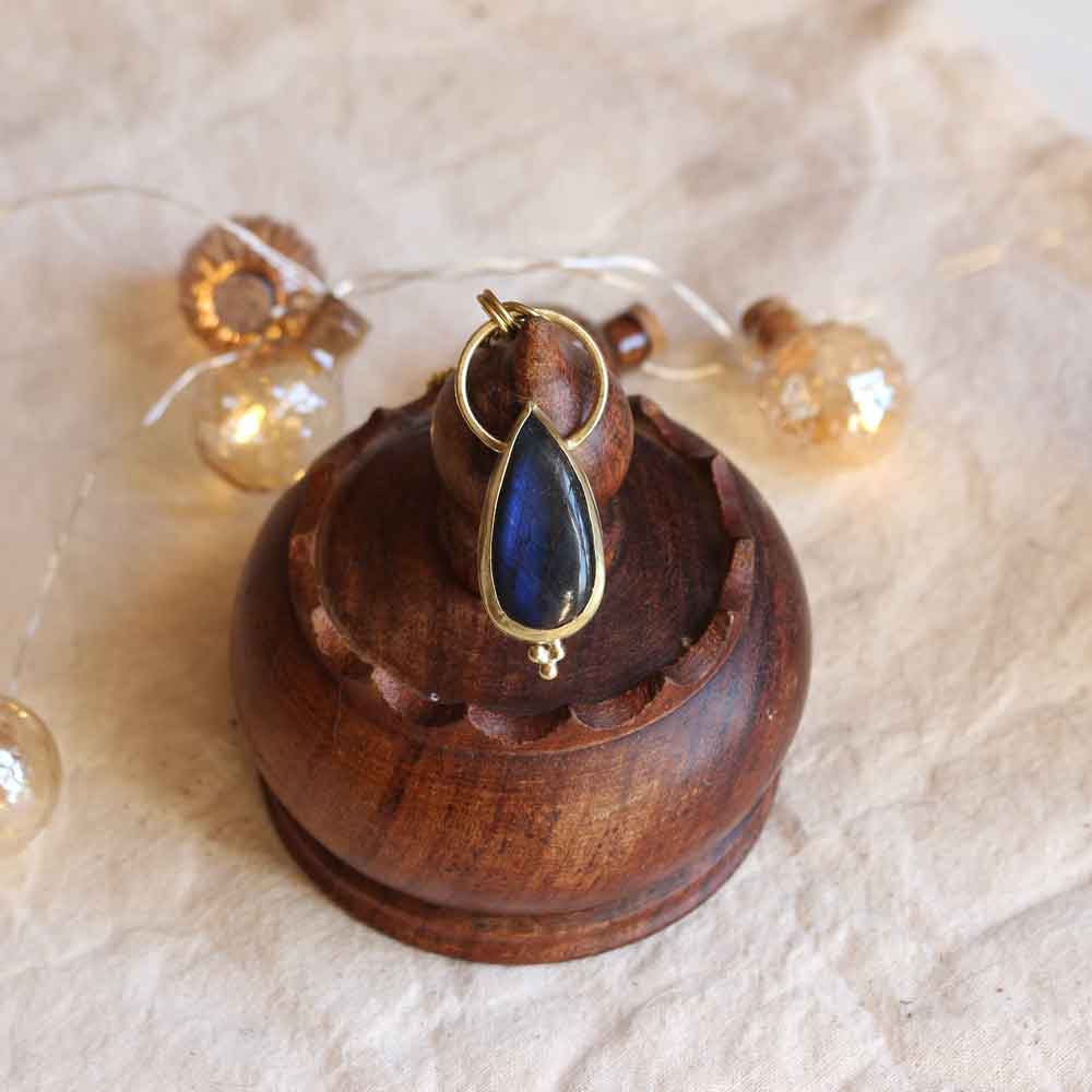 Ciondolo "Amuleto del Cielo antico" Labradorite riflessi blu in Ottone