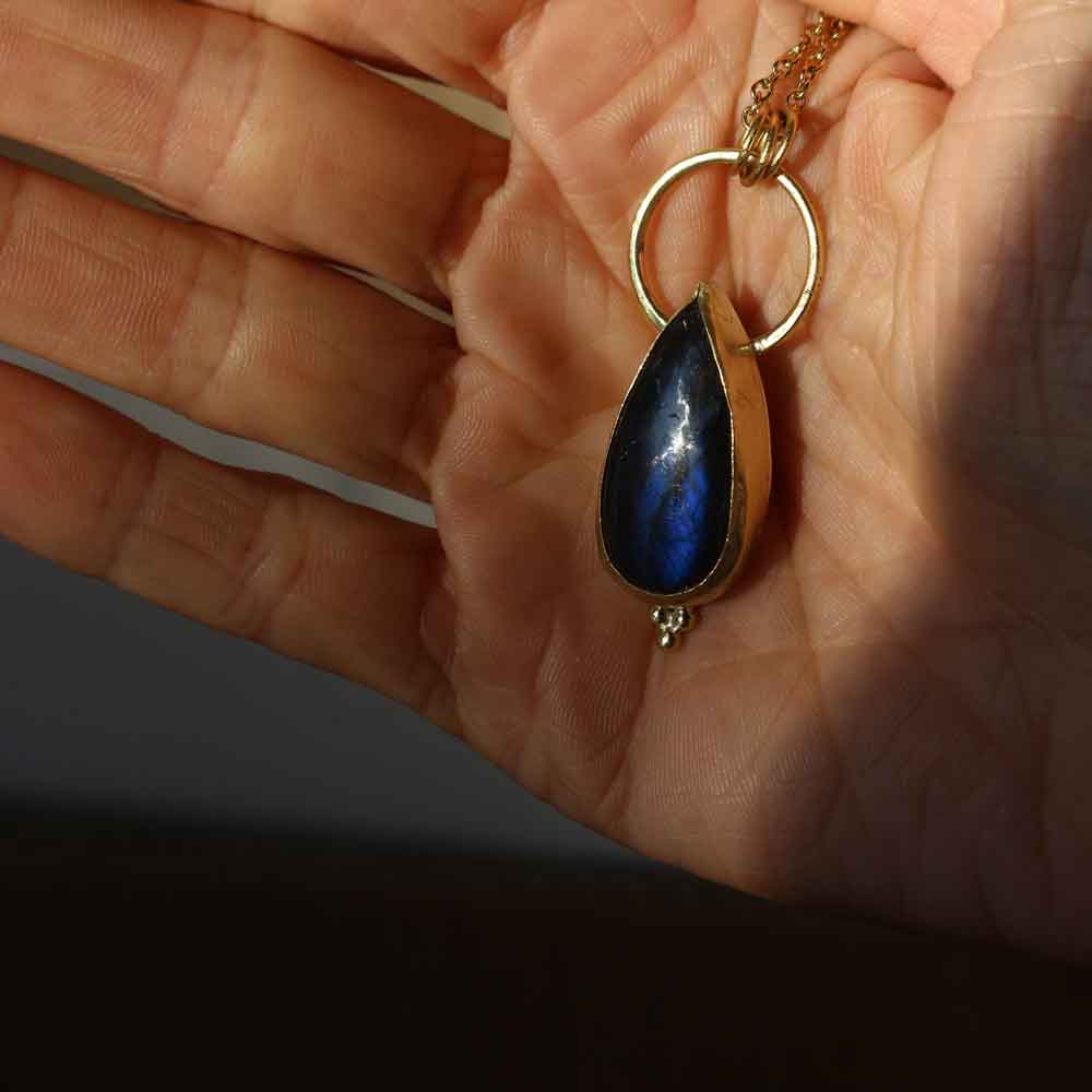 Ciondolo "Amuleto del Cielo antico" Labradorite riflessi blu in Ottone
