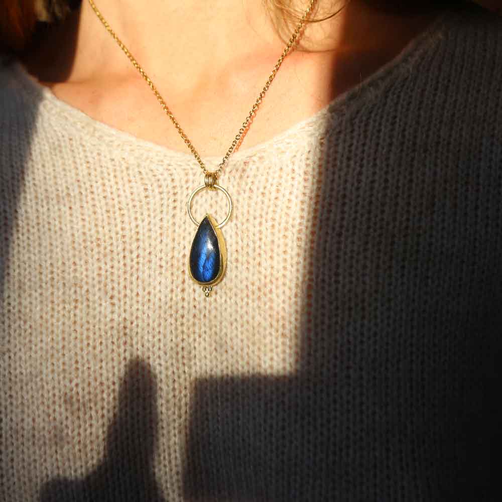 Ciondolo "Amuleto del Cielo antico" Labradorite riflessi blu in Ottone