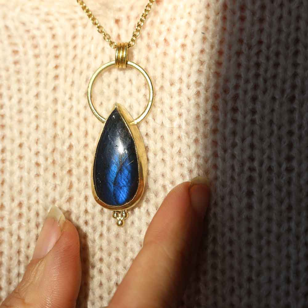 Ciondolo "Amuleto del Cielo antico" Labradorite riflessi blu in Ottone