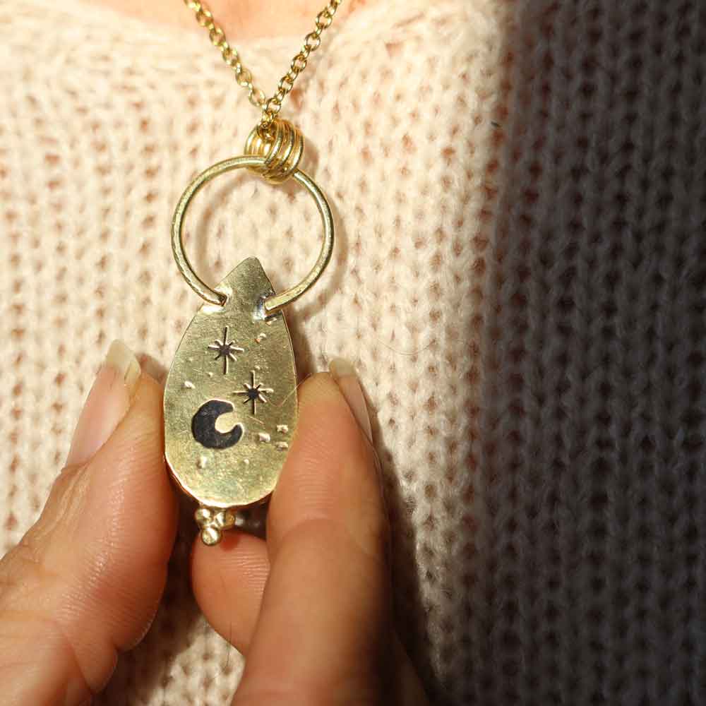 Ciondolo "Amuleto del Cielo antico" Labradorite riflessi blu in Ottone