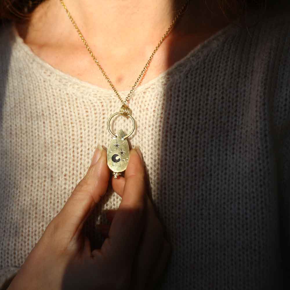 Ciondolo "Amuleto del Cielo antico" Labradorite riflessi blu in Ottone