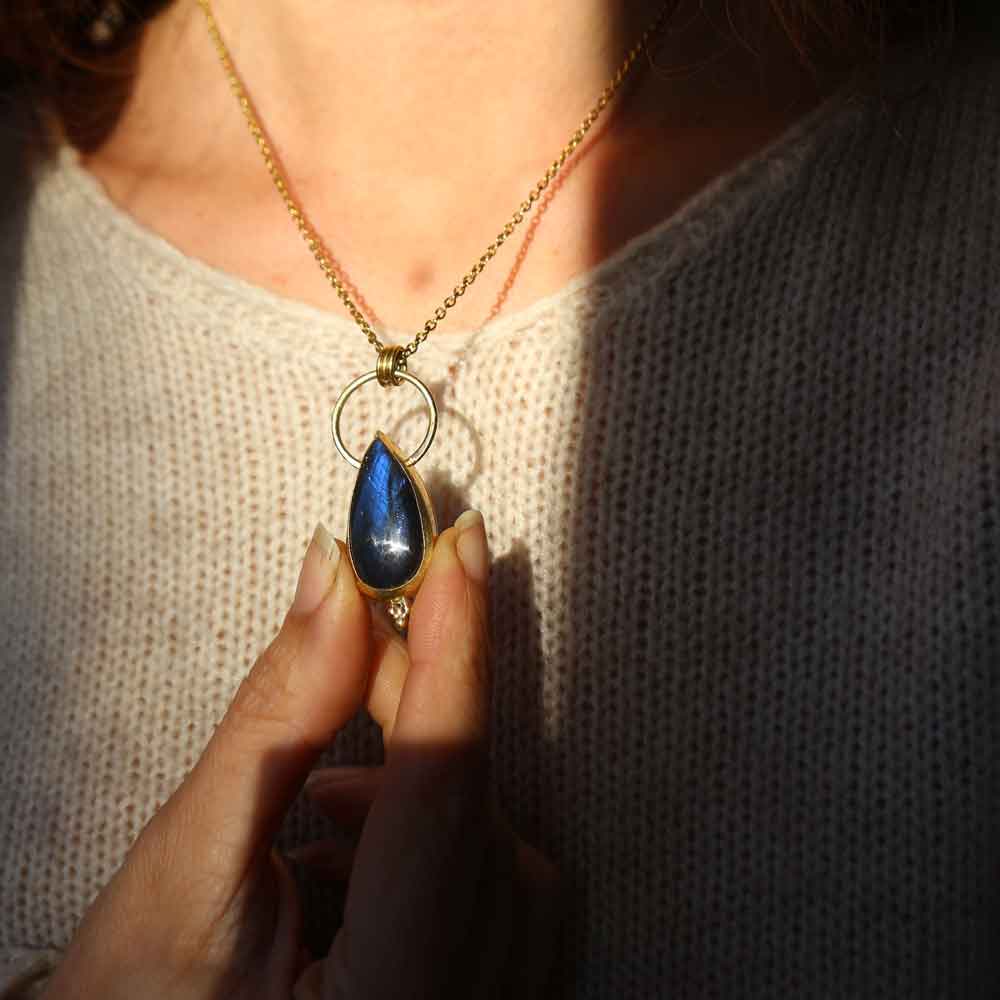Ciondolo "Amuleto del Cielo antico" Labradorite riflessi blu in Ottone