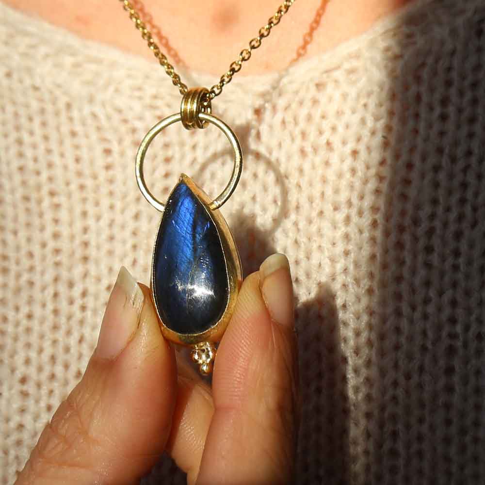 Ciondolo "Amuleto del Cielo antico" Labradorite riflessi blu in Ottone