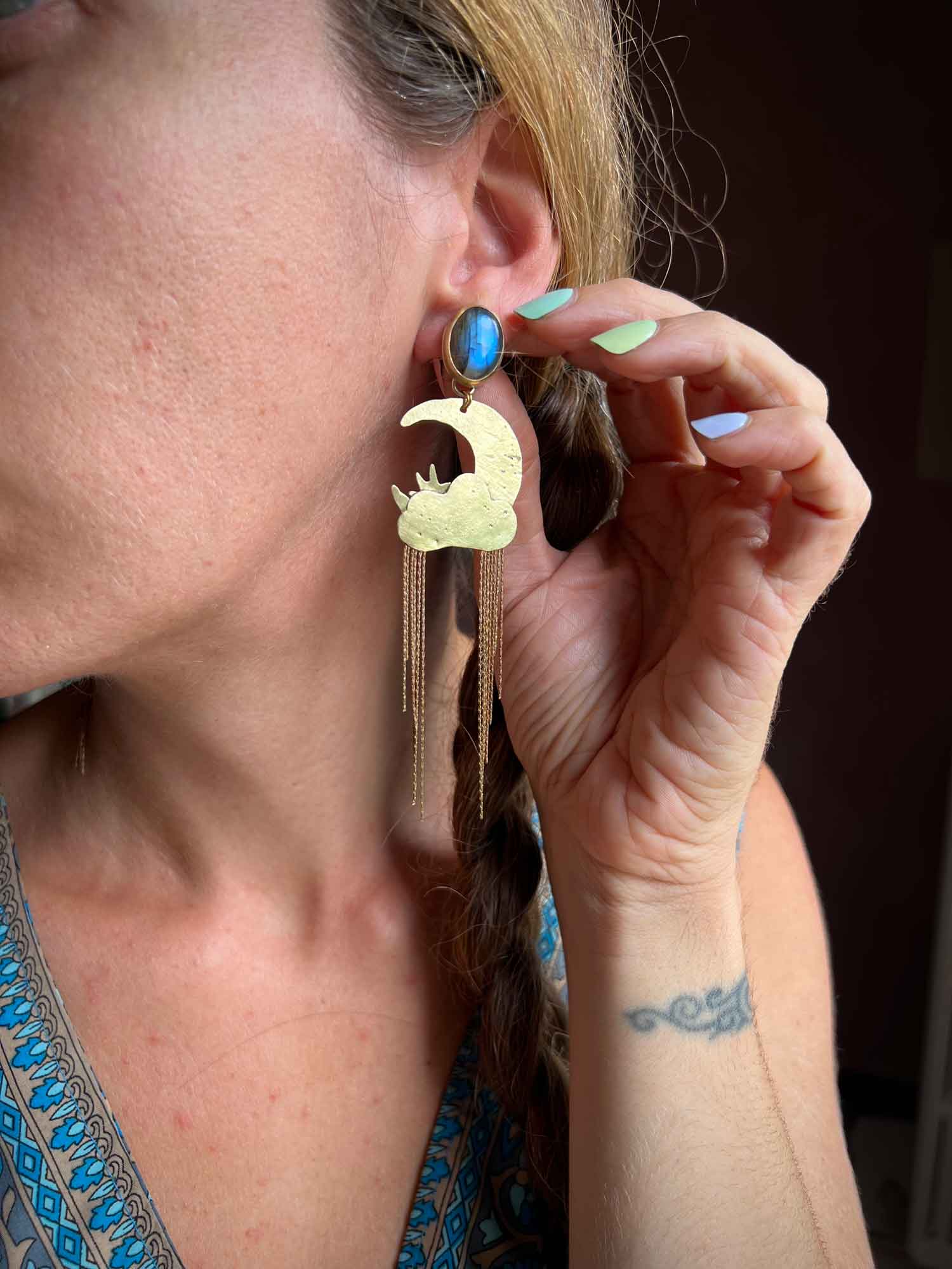 Orecchini d'Artista "Néfele" con Labradorite blu naturale