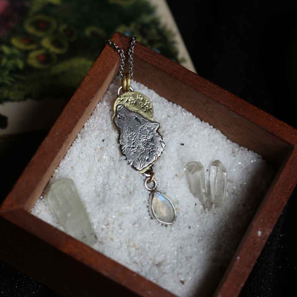 Ciondolo Totem "Il Lupo" con Labradorite bianca