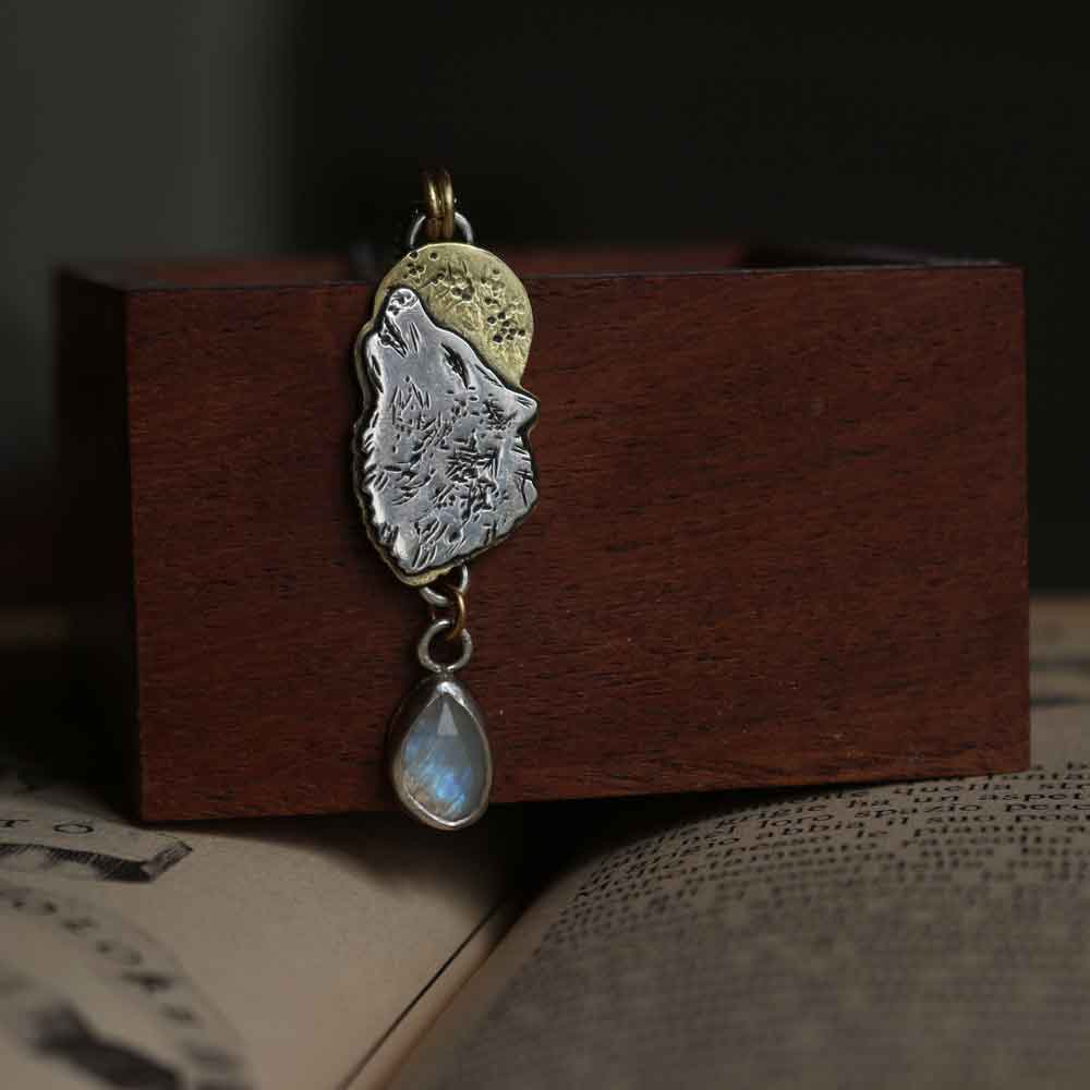 Ciondolo Totem "Il Lupo" con Labradorite bianca