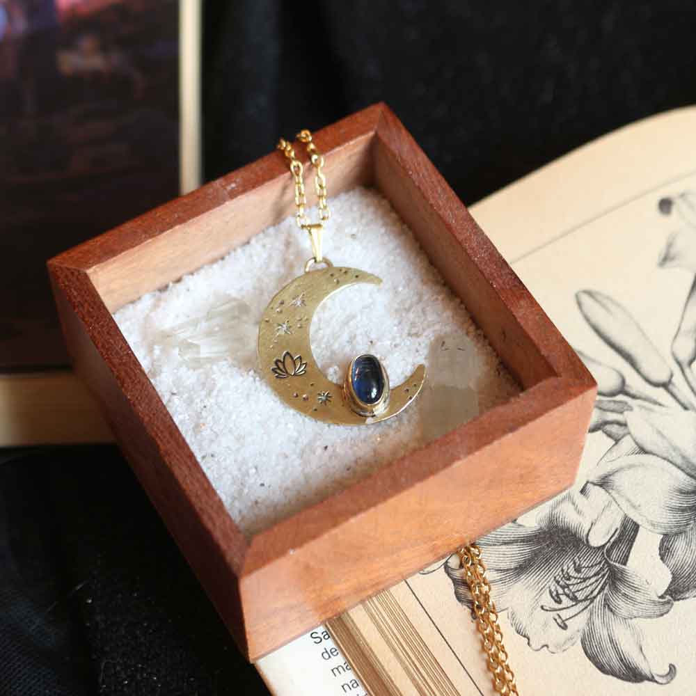 Ordine Personalizzato K.M. ciondolo Luna con Cianite blu