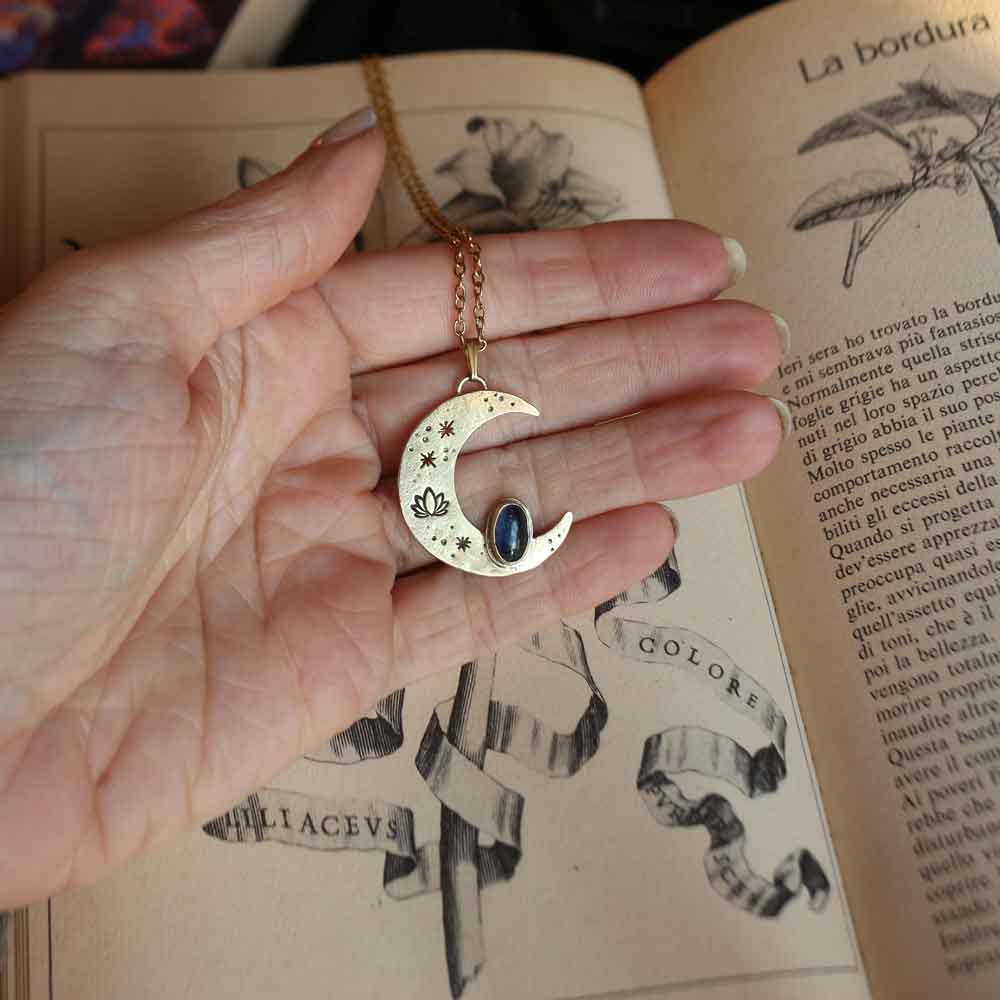 Ordine Personalizzato K.M. ciondolo Luna con Cianite blu