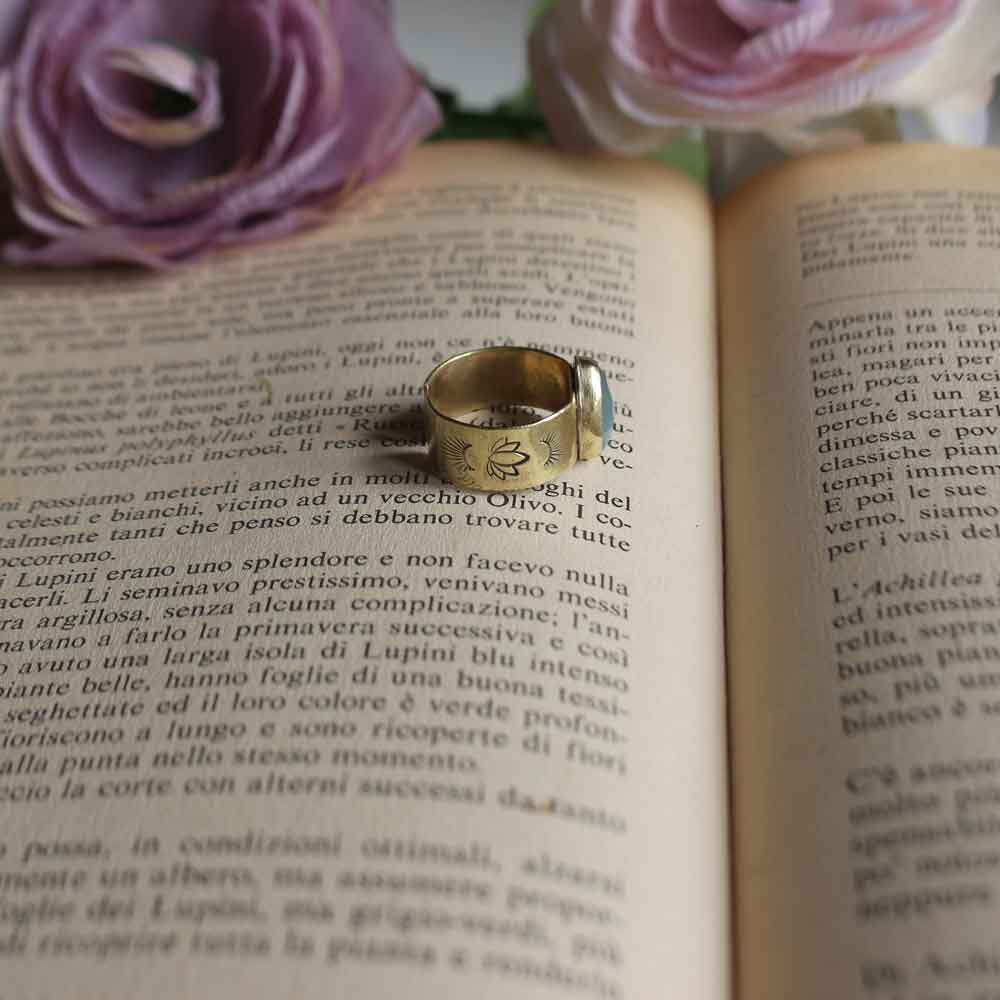 Anello a fascia con Acquamarina e fiore di Loto