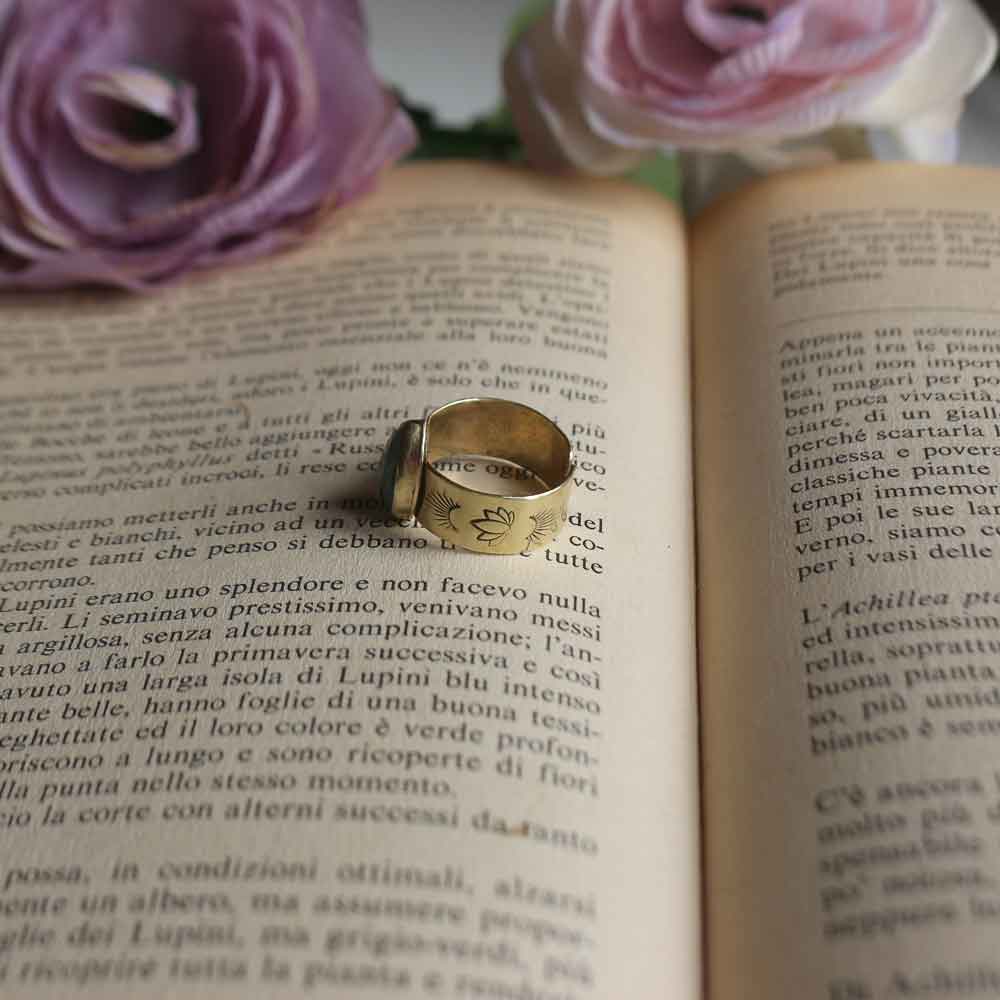 Anello a fascia con Acquamarina e fiore di Loto