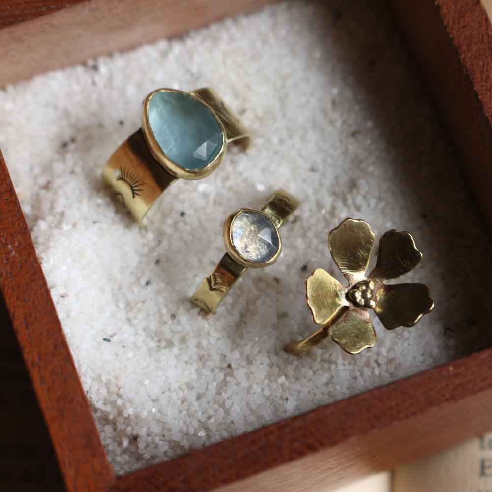 Anello a fascia con Acquamarina e fiore di Loto