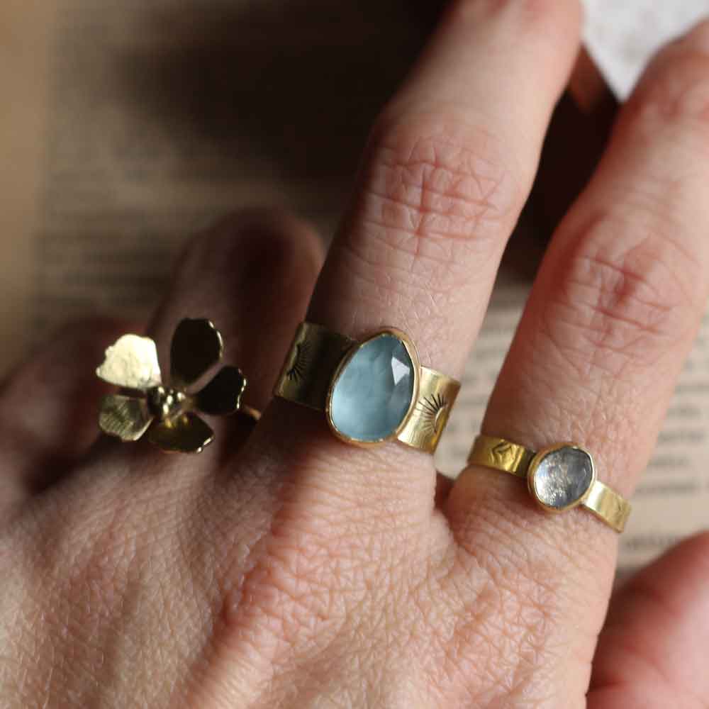 Anello a fascia con Acquamarina e fiore di Loto