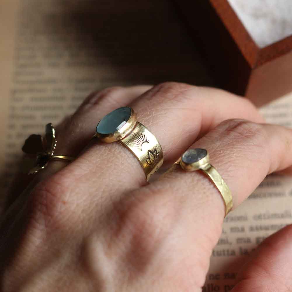 Anello a fascia con Acquamarina e fiore di Loto