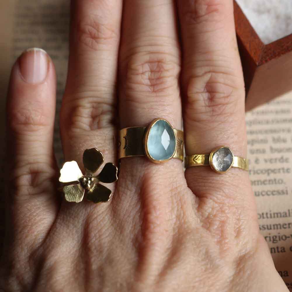 Anello a fascia con Acquamarina e fiore di Loto