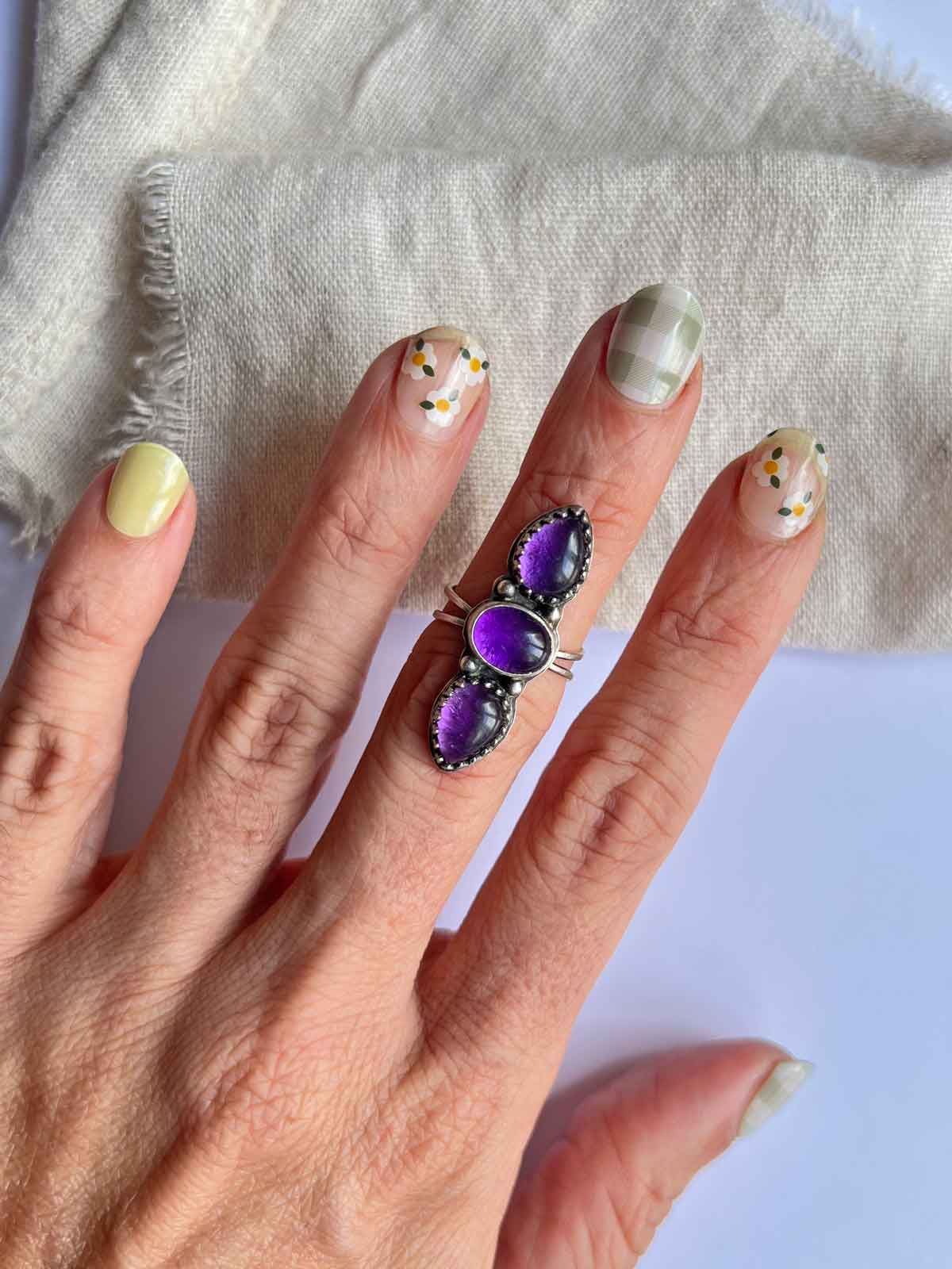 Anello regolabile "Trinità di Luce" Ametista viola e argento