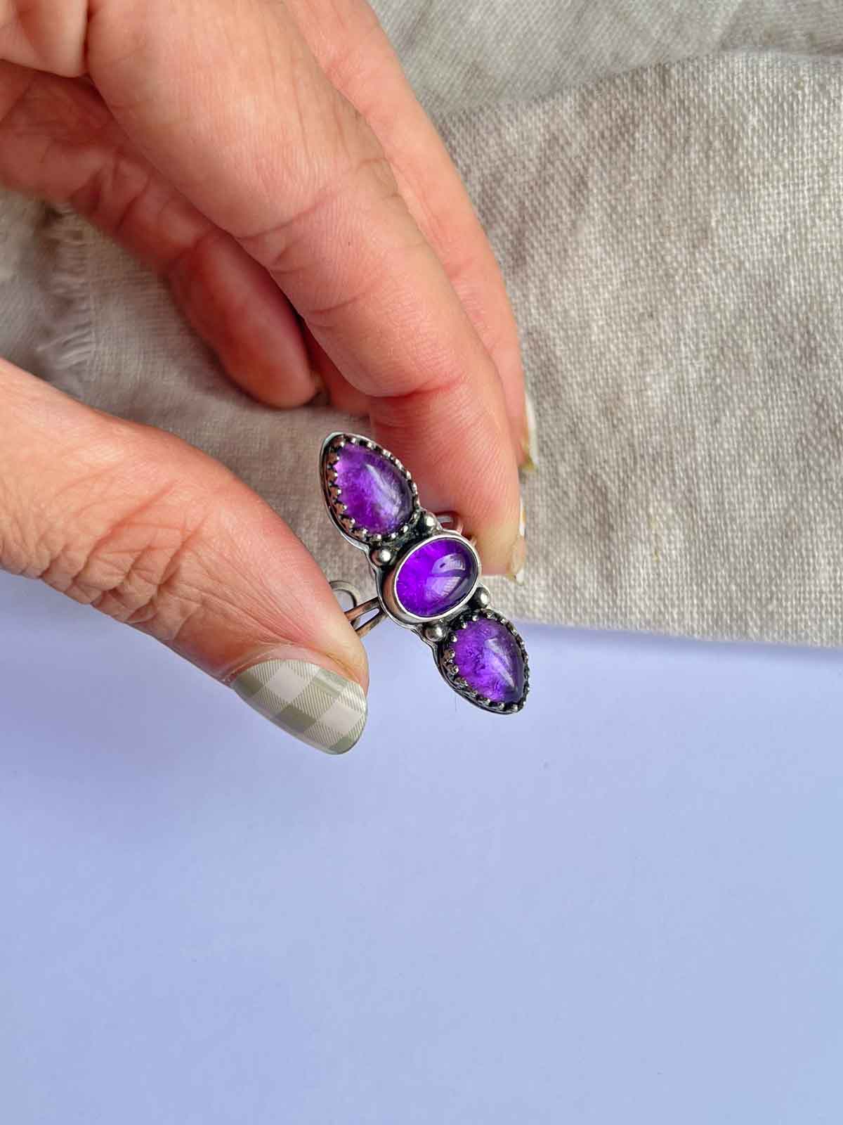 Anello regolabile "Trinità di Luce" Ametista viola e argento