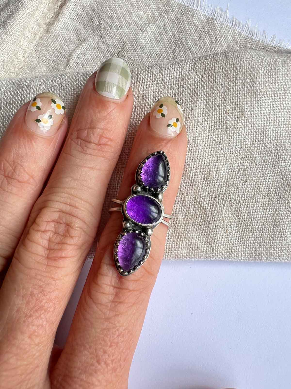 Anello regolabile "Trinità di Luce" Ametista viola e argento