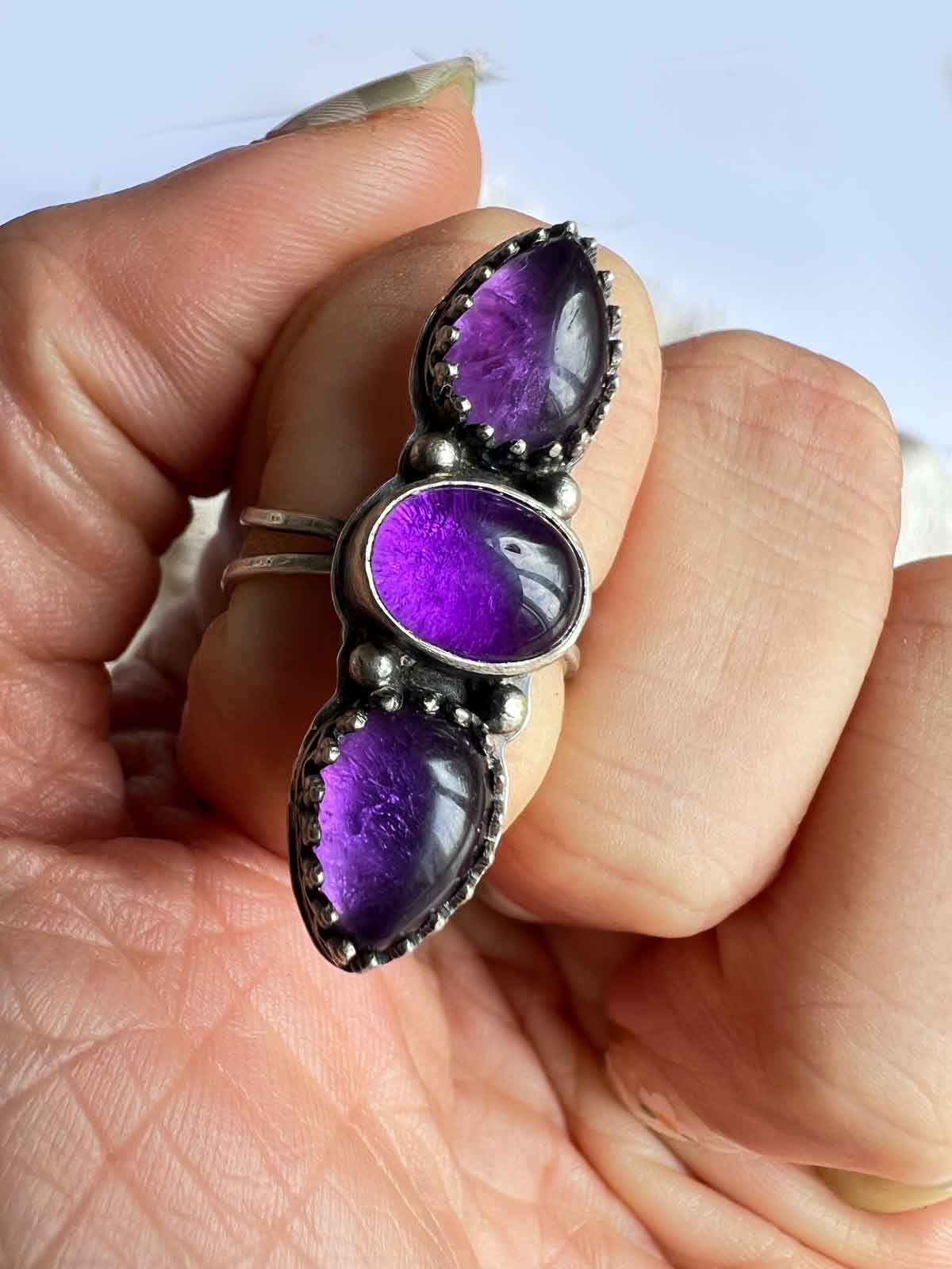 Anello regolabile "Trinità di Luce" Ametista viola e argento