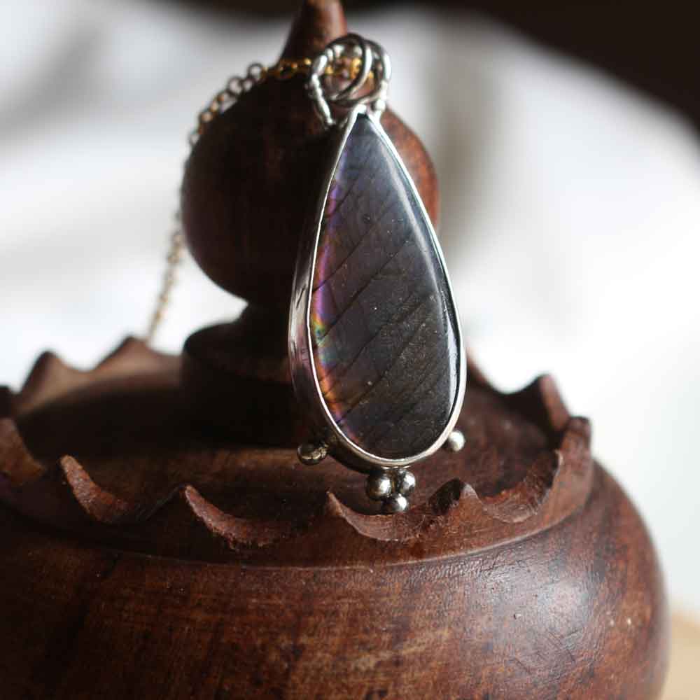 Ciondolo TOTEM "Il Lupo Artico" - Labradorite viola