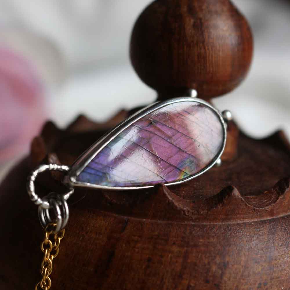 Ciondolo TOTEM "Il Lupo Artico" - Labradorite viola