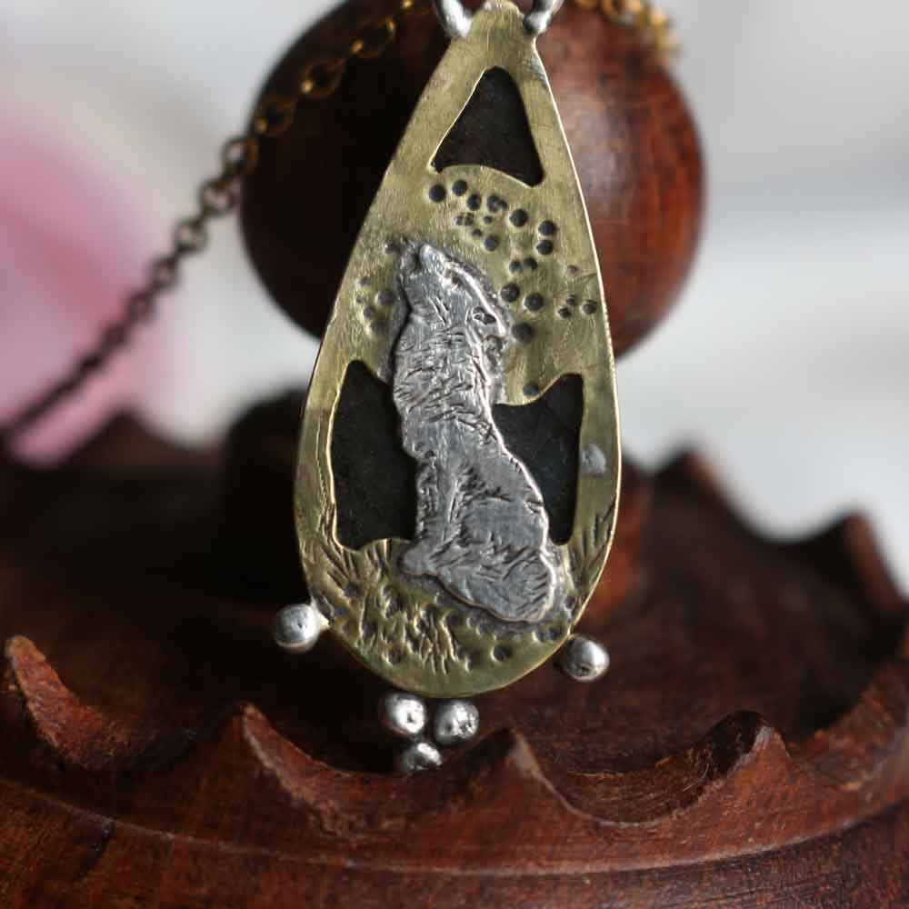 Ciondolo TOTEM "Il Lupo Artico" - Labradorite viola