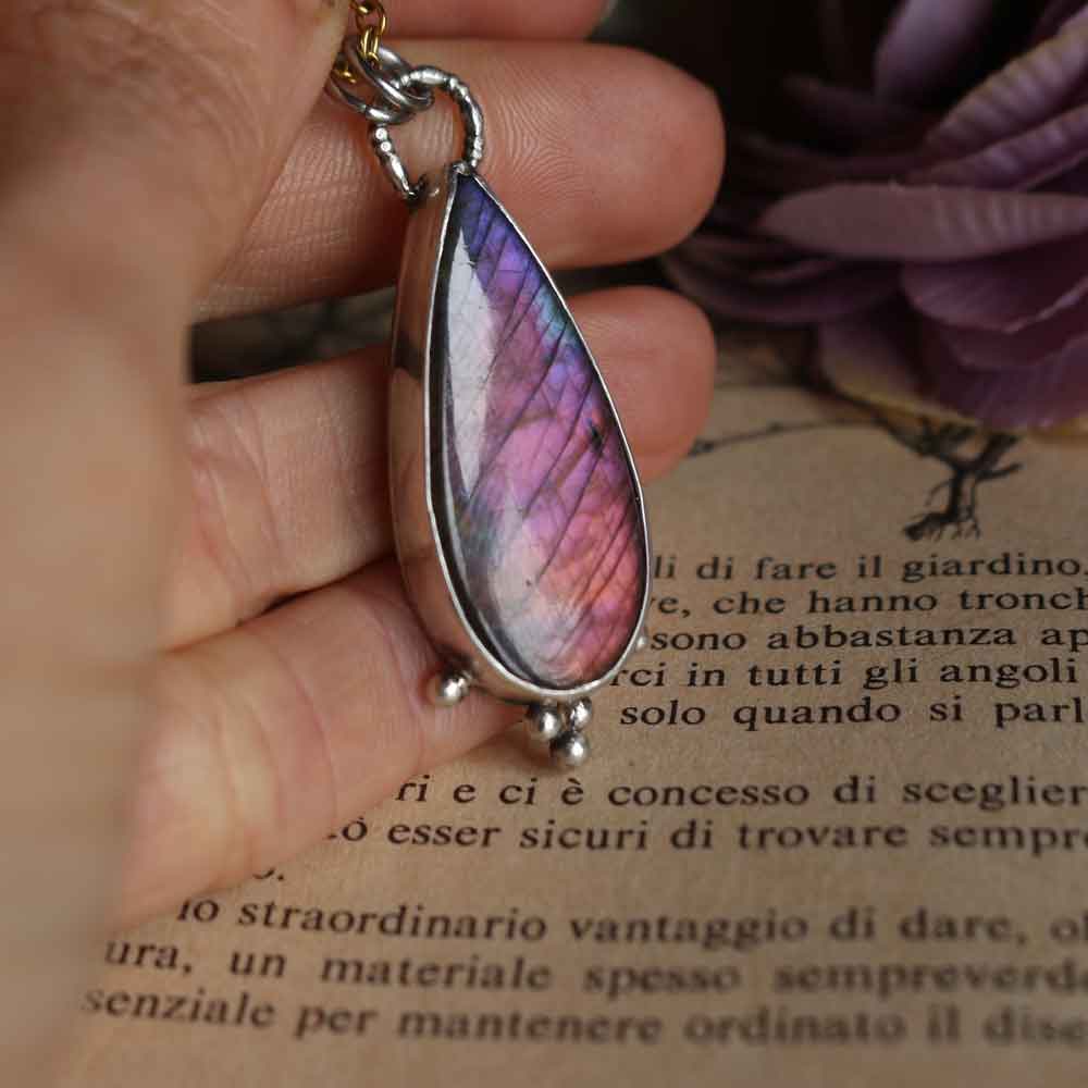 Ciondolo TOTEM "Il Lupo Artico" - Labradorite viola