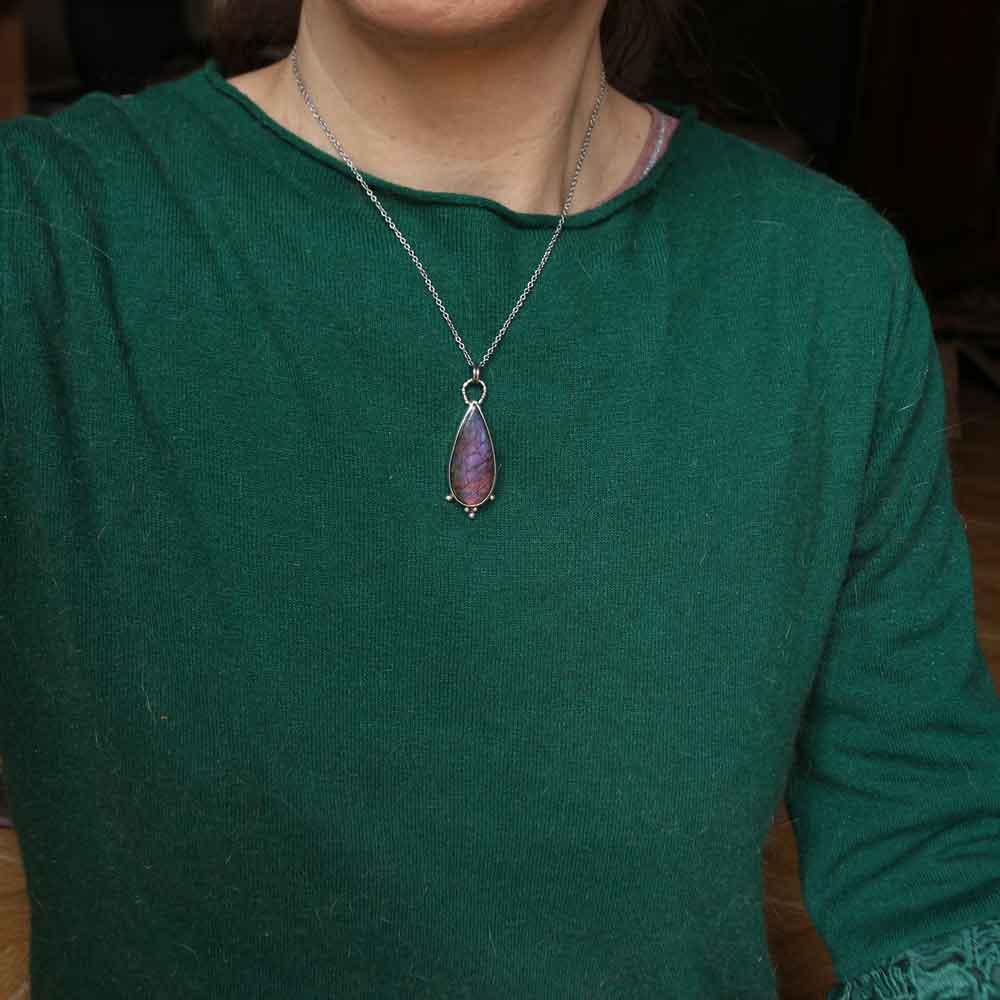 Ciondolo TOTEM "Il Lupo Artico" - Labradorite viola