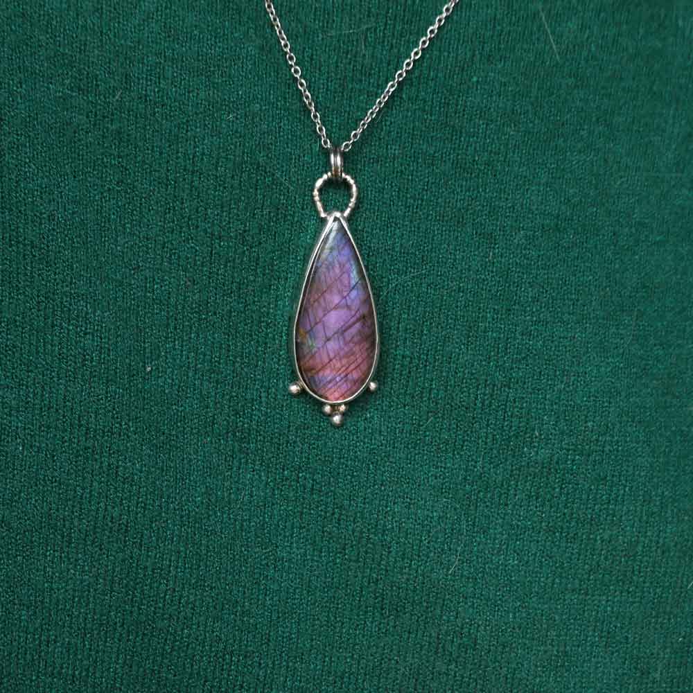 Ciondolo TOTEM "Il Lupo Artico" - Labradorite viola