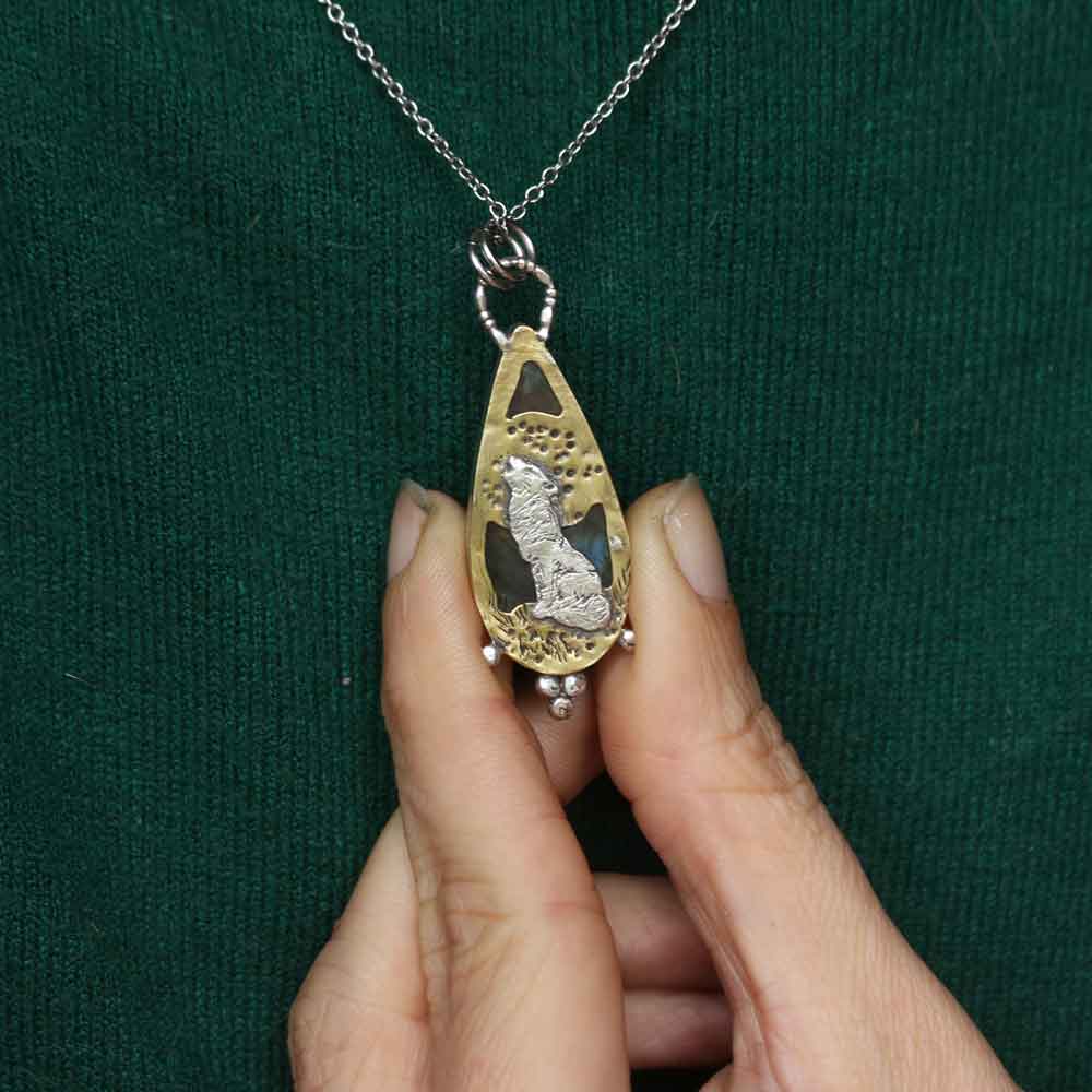 Ciondolo TOTEM "Il Lupo Artico" - Labradorite viola