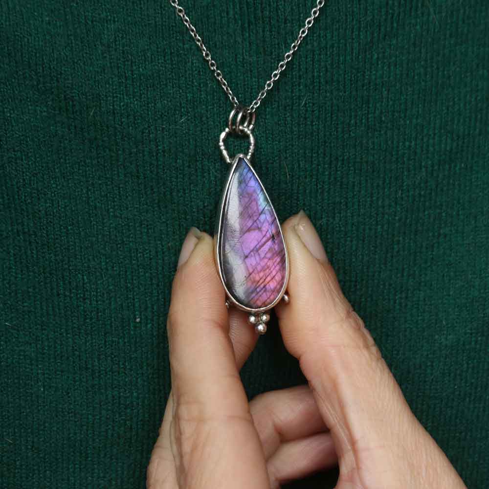 Ciondolo TOTEM "Il Lupo Artico" - Labradorite viola