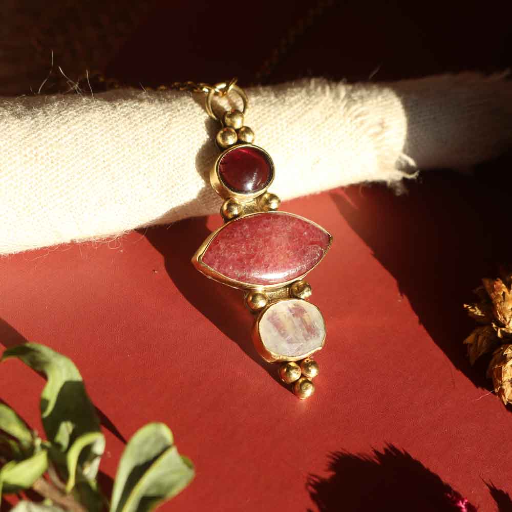 Collana "Hathor" - Granato, Rodonite rosa, Labradorite bianca