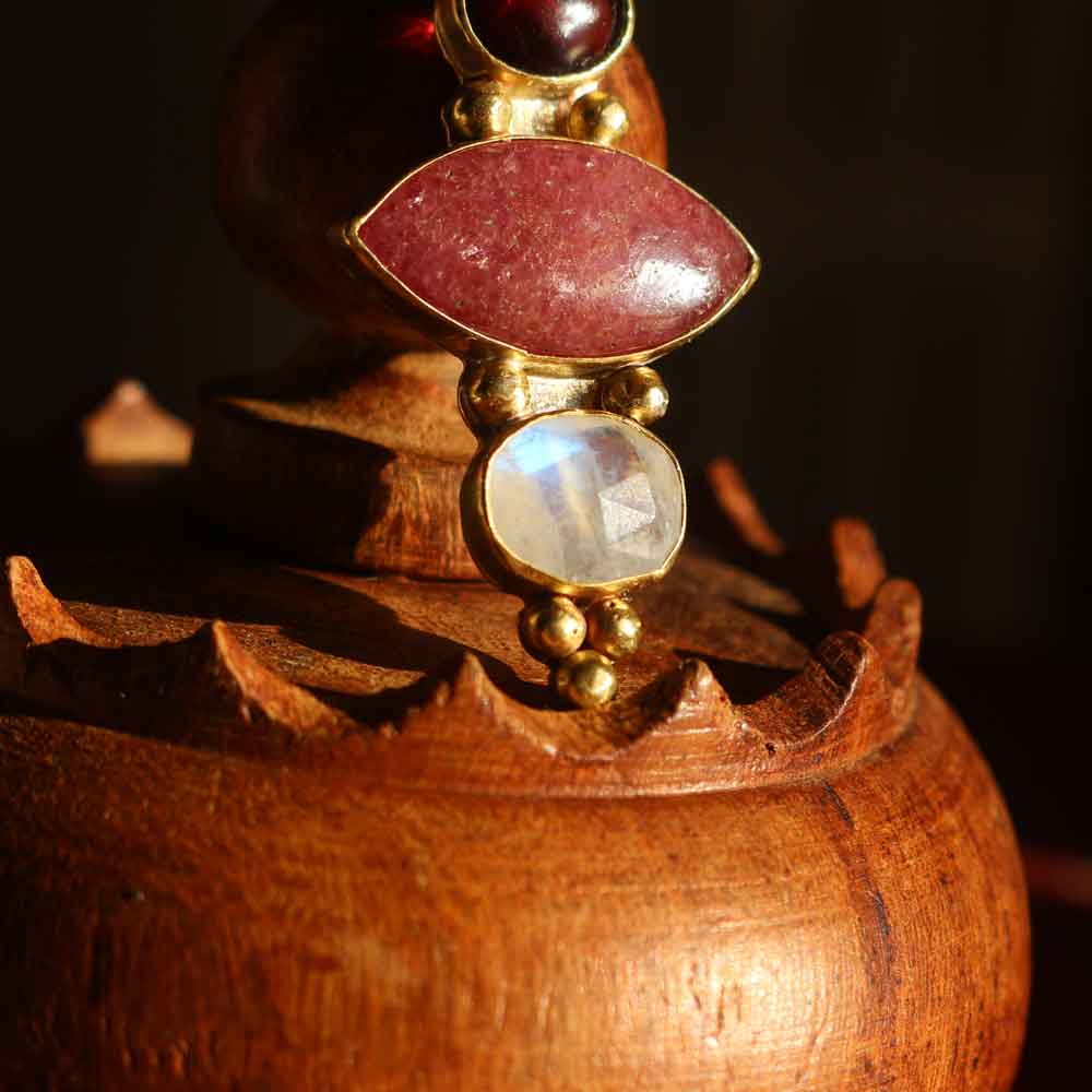 Collana "Hathor" - Granato, Rodonite rosa, Labradorite bianca