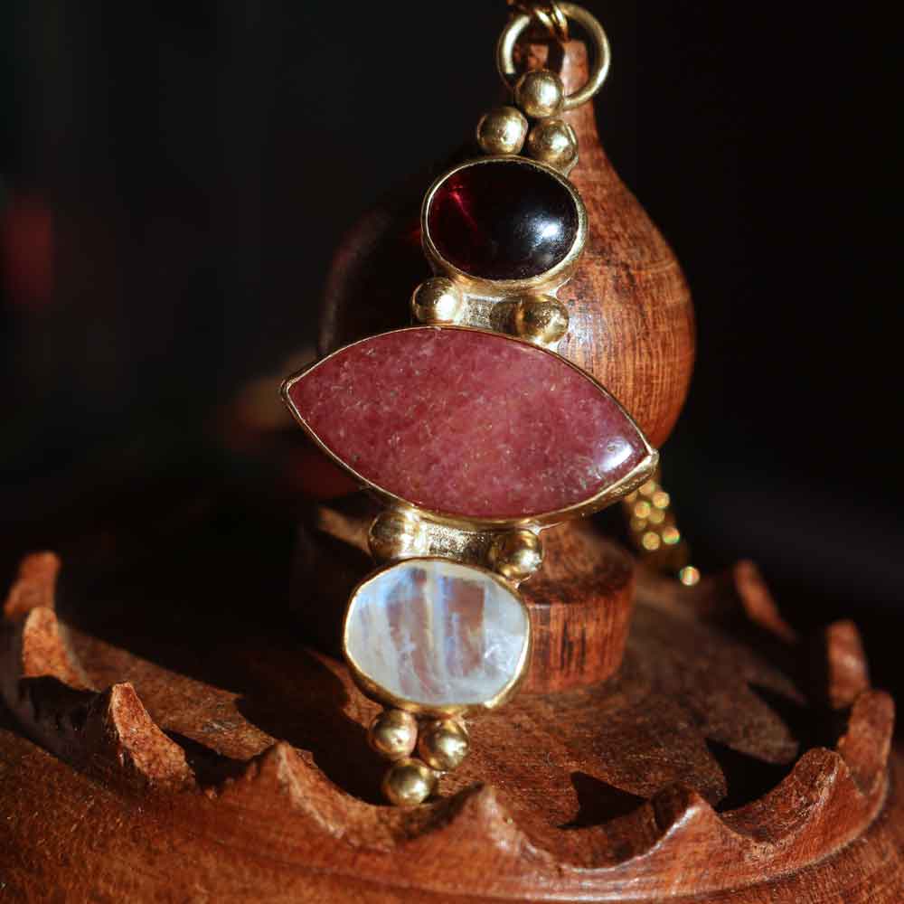 Collana "Hathor" - Granato, Rodonite rosa, Labradorite bianca