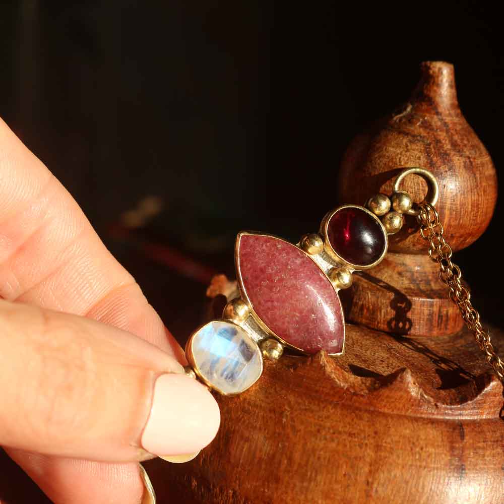 Collana "Hathor" - Granato, Rodonite rosa, Labradorite bianca