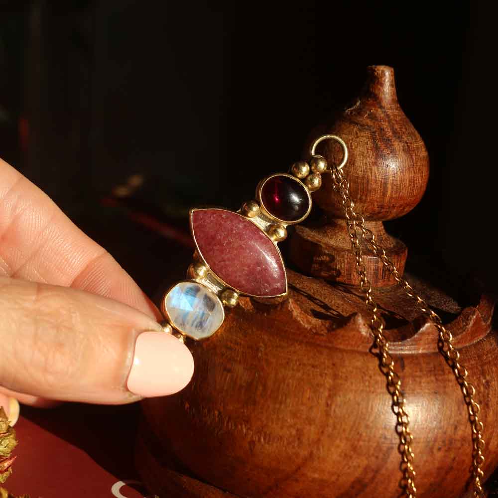 Collana "Hathor" - Granato, Rodonite rosa, Labradorite bianca