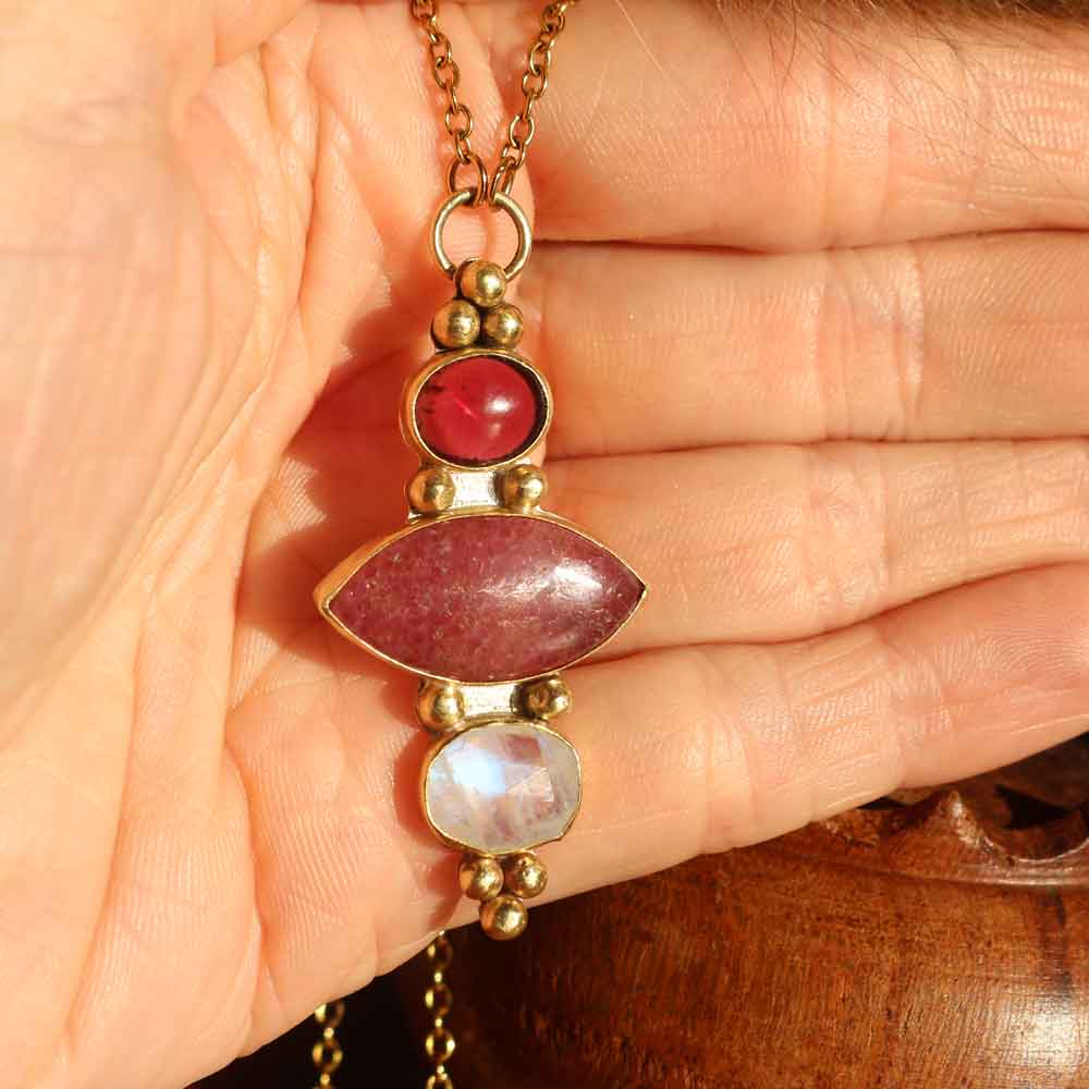 Collana "Hathor" - Granato, Rodonite rosa, Labradorite bianca