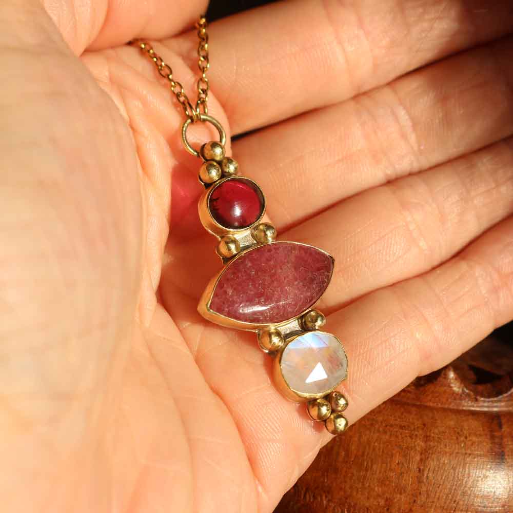 Collana "Hathor" - Granato, Rodonite rosa, Labradorite bianca