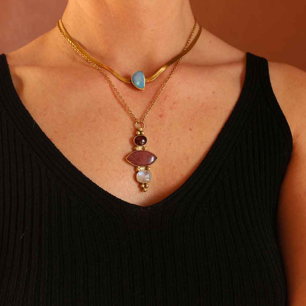 Collana "Hathor" - Granato, Rodonite rosa, Labradorite bianca