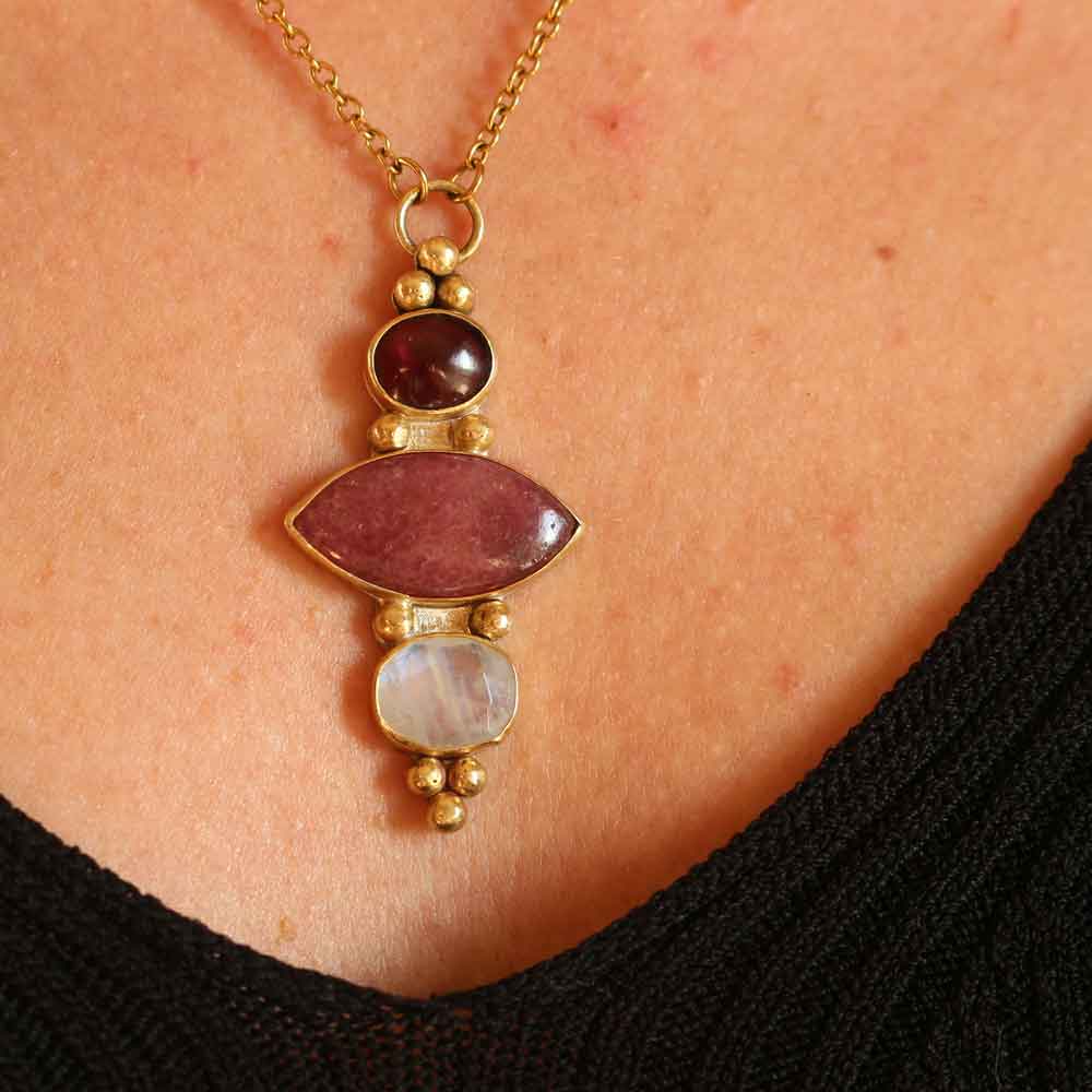 Collana "Hathor" - Granato, Rodonite rosa, Labradorite bianca