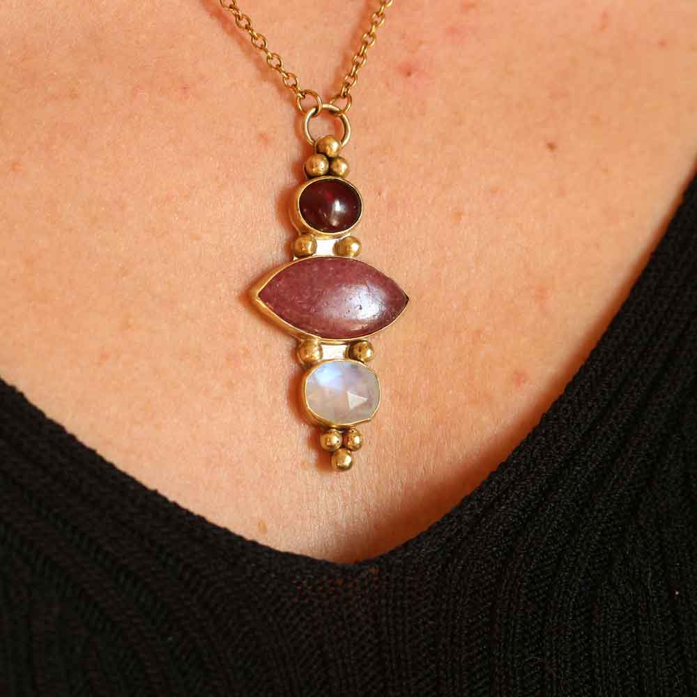 Collana "Hathor" - Granato, Rodonite rosa, Labradorite bianca