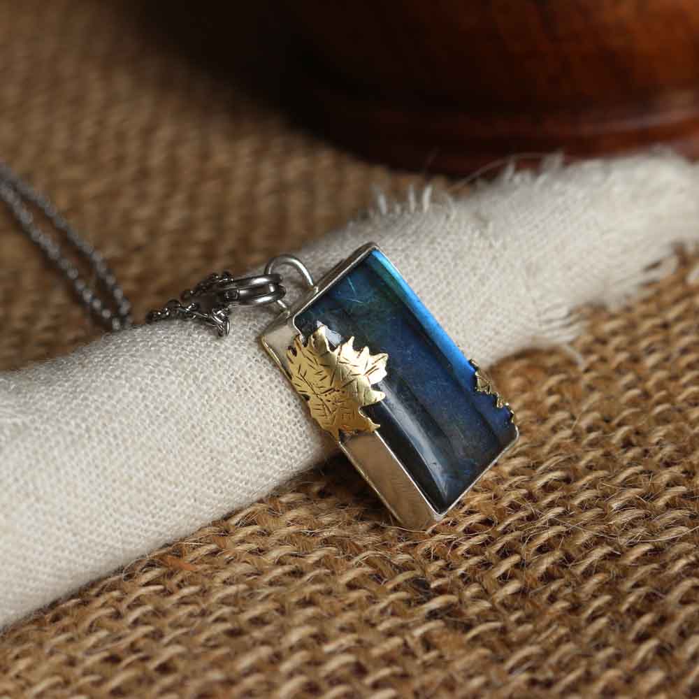 Pendente Totem "Sentiero dell'Orso Lunare" Labradorite