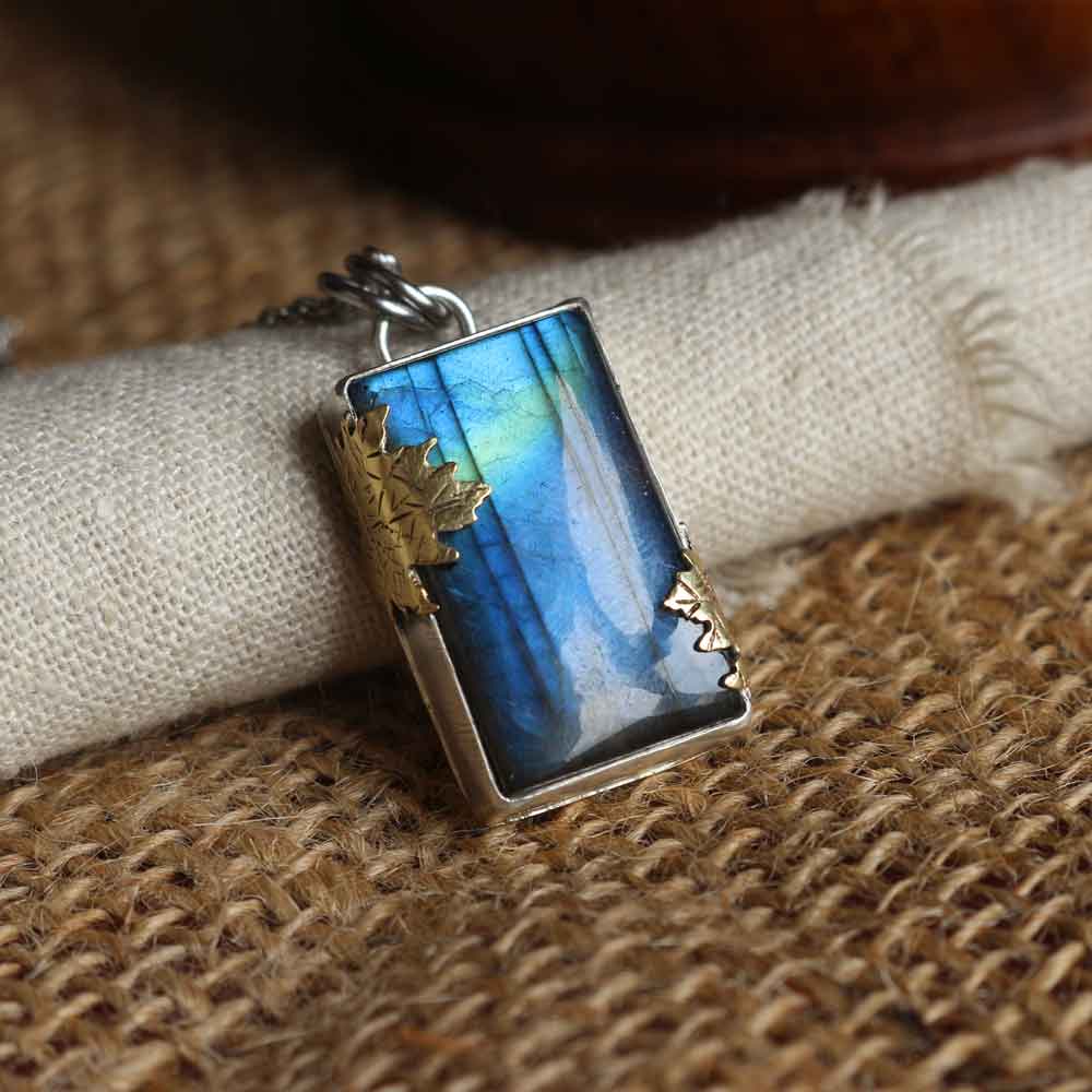 Pendente Totem "Sentiero dell'Orso Lunare" Labradorite