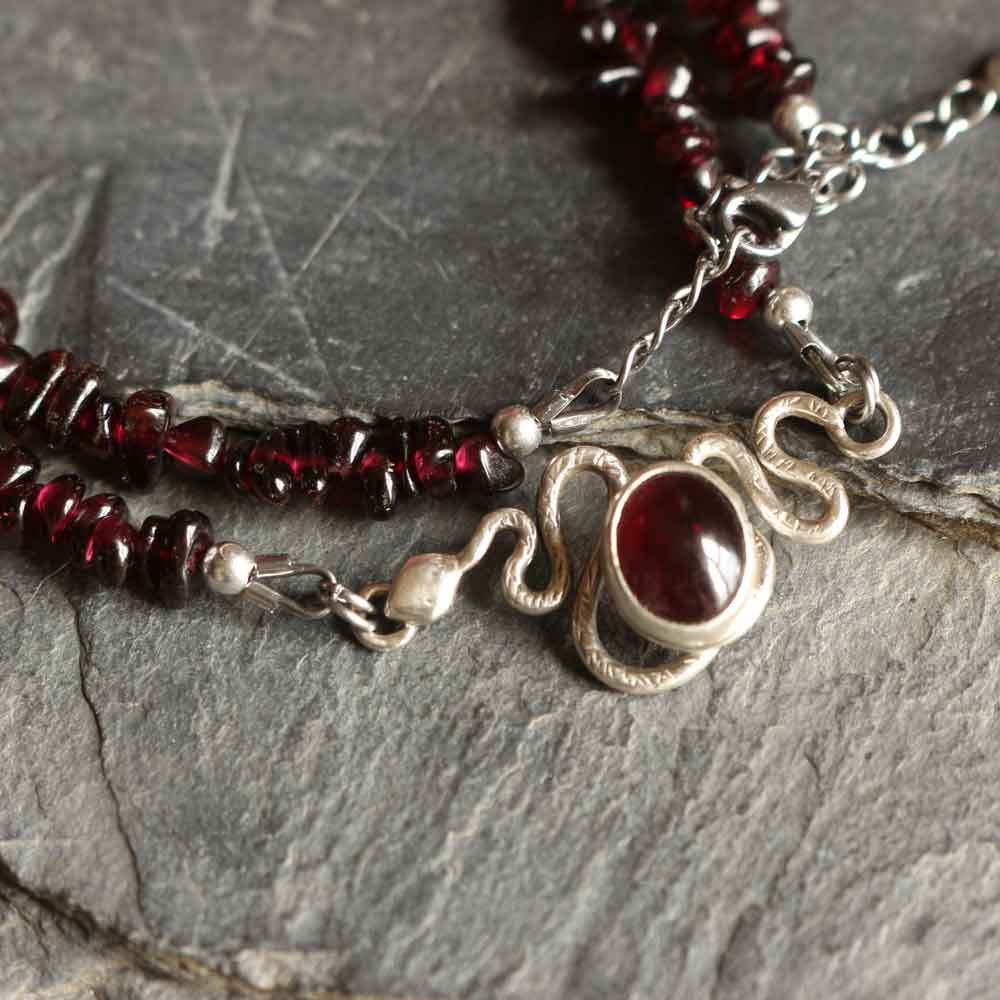 Collana Totem "Serpente" Granato - Riservato Betta